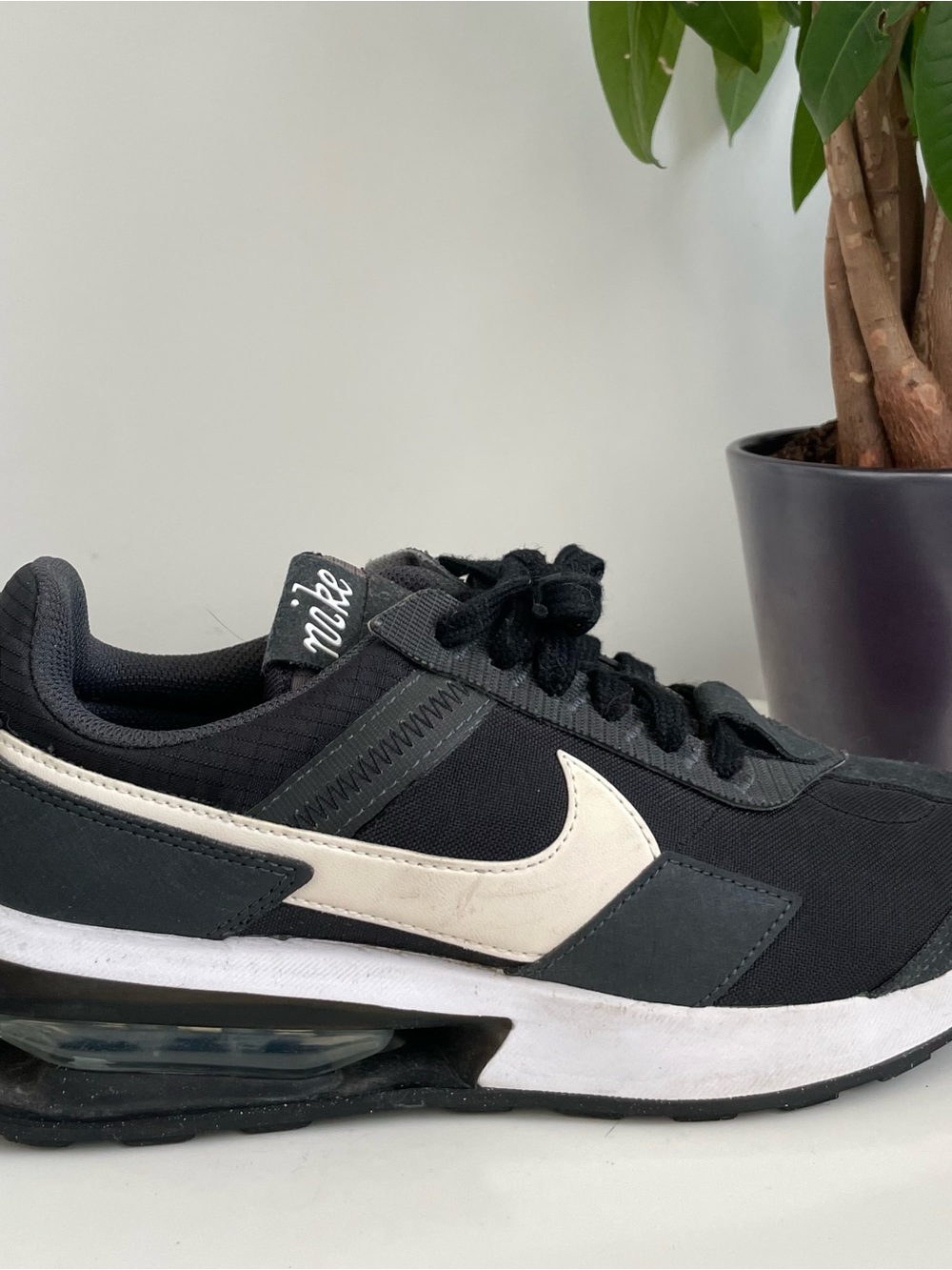 Women Size 9 Nike Air Max Pre-Day Black White Shoes